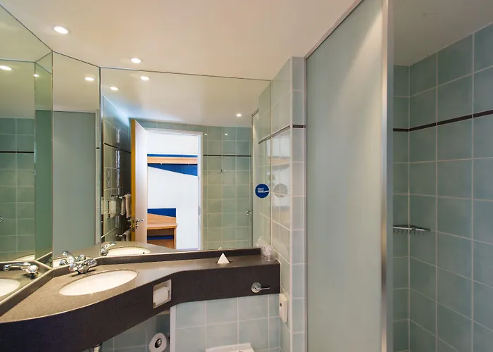 Hotel Express Centre By Ihg